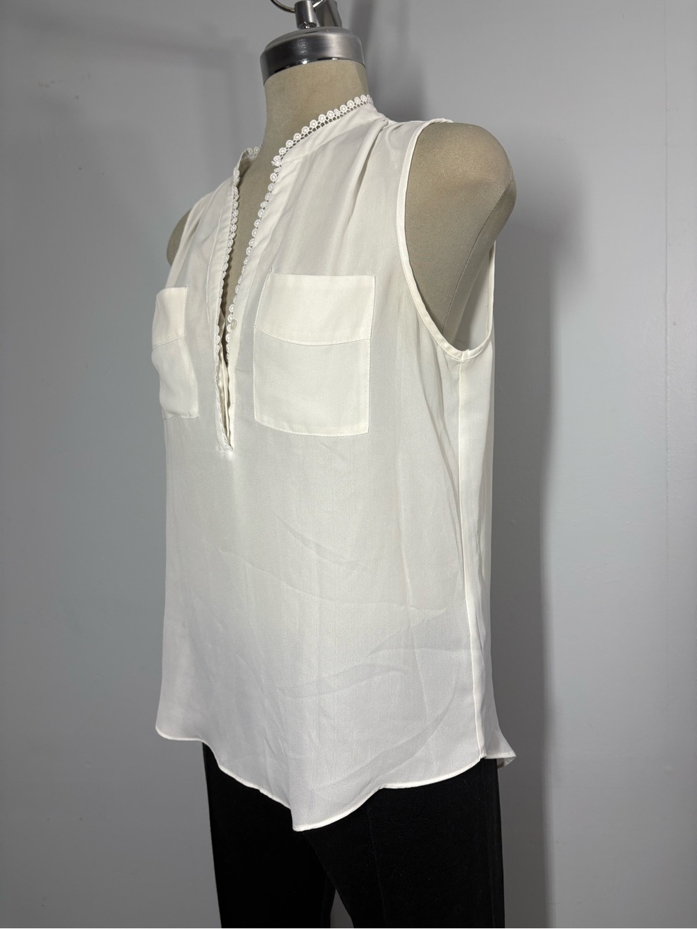 Suzy Shier Ivory Sleeveless Split-Neck Blouse with Chest Pockets